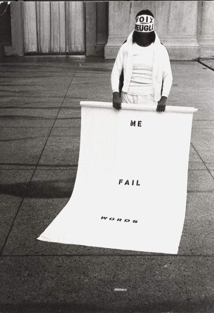 Theresa Hak Kyung Cha: Aveugle Voix, 1975; forestilling, 23 Bluxome Street, San Francisco (prøve, Greek Theatre, Berkeley); Foto: Trip Callaghan, udlånt af University of California, Berkeley Art Museum and Pacific Film Archive (BAMPFA); gave fra Theresa Hak Kyung Cha Memorial Foundation.