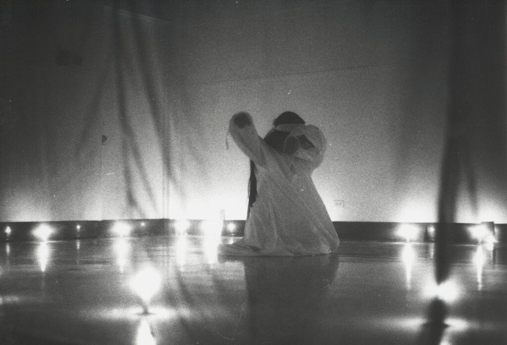 Theresa Hak Kyung Cha: A Ble Wail, 1975; performance, UC Berkeley, Worth Ryder Gallery; Foto: Trip Callaghan, udlånt af University of California, Berkeley Art Museum and Pacific Film Archive; gave fra Theresa Hak Kyung Cha Memorial Foundation.