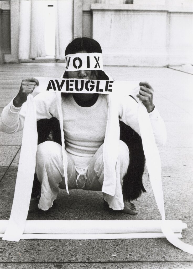 Theresa Hak Kyung Cha: Aveugle Voix, 1975; performance, 23 Bluxome Street, San Francisco (prøve, Greek Theatre, Berkeley); Foto: Trip Callaghan, udlånt af University of California, Berkeley Art Museum and Pacific Film Archive (BAMPFA); gave fra Theresa Hak Kyung Cha Memorial Foundation.