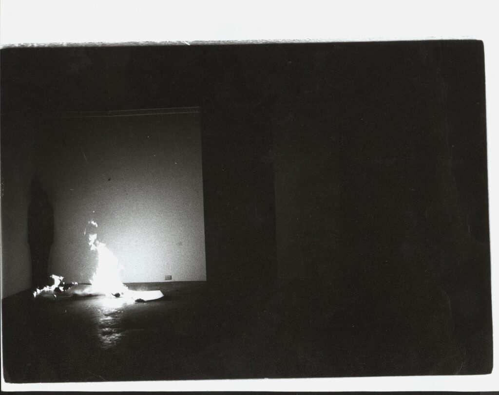 Theresa Hak Kyung Cha: Uden titel (Barren Cave Mute), 1974; performance, UC Berkeley, Wurster Hall. Foto: udlånt af University of California, Berkeley Art Museum and Pacific Film Archive; gave fra Theresa Hak Kyung Cha Memorial Foundation.