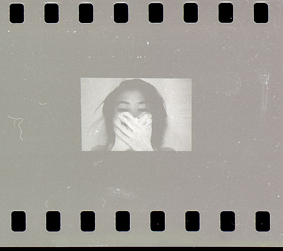 Theresa Hak Kyung Cha: Other Things Seen, Other Things Heard (Ailleurs), 1978; sort-hvidt 35 mm negativ; University of California, Berkeley Art Museum and Pacific Film Archive; gave fra Theresa Hak Kyung Cha Memorial Foundation.