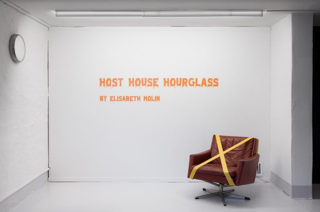 'Host, House, Hourglas' af Elisabeth Molin