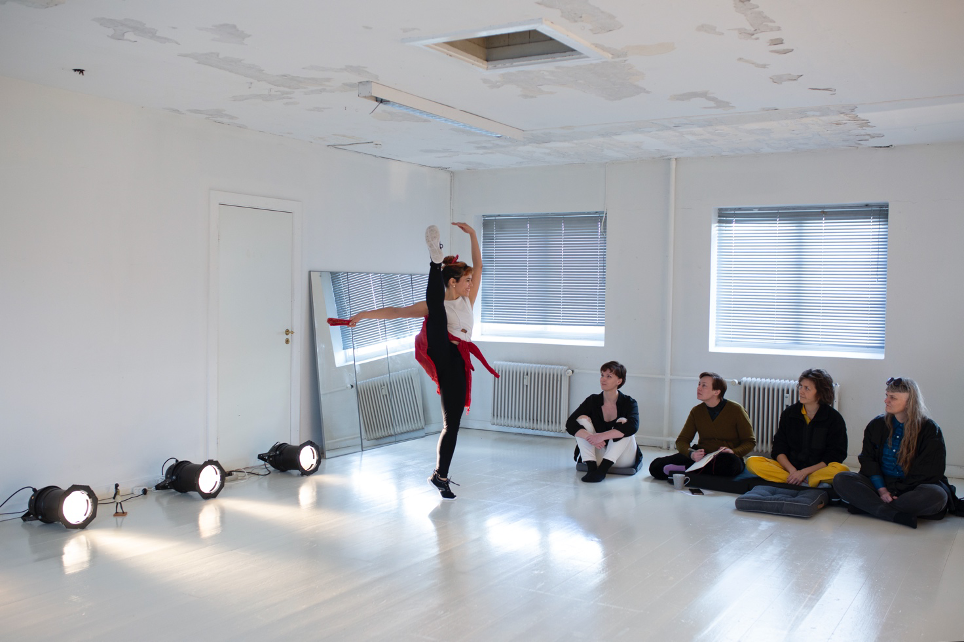 caterina mora with one leg up and people looking at her. Photo: Louise Herrche Serup