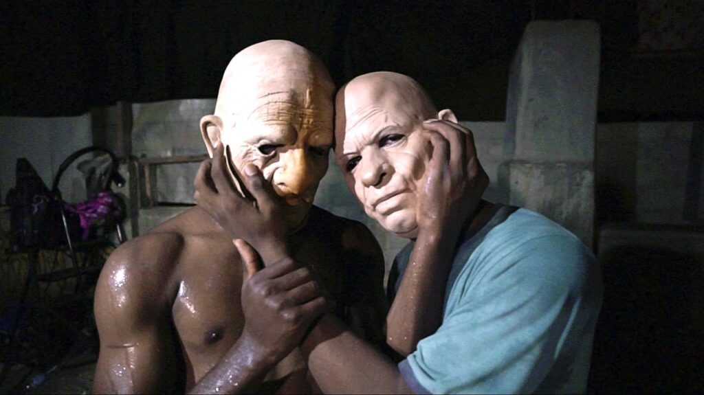 Two people caressing each other with masks. Dear Beloved Friend af Kininso Koncepts og Dries Verhoeven. Foto: PR, Metropolis Festivalen