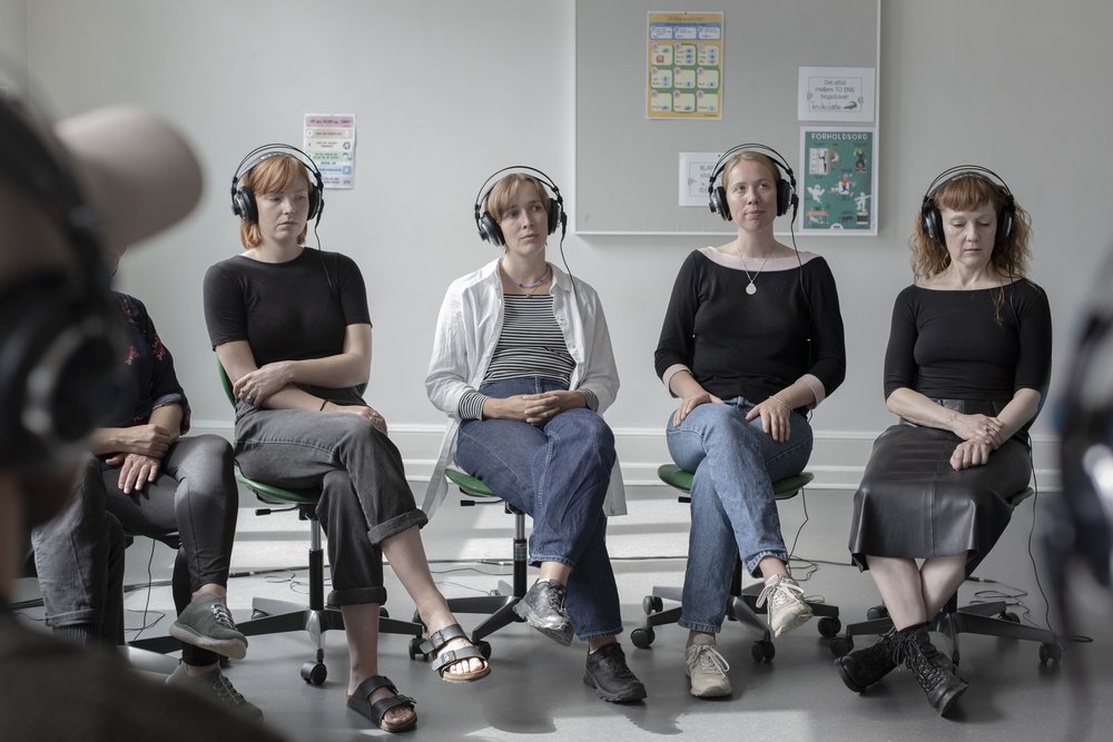 people with headphones, 'Du er en dag i morgen' af Jon R Skulberg. Foto: Louise Herrche Serup