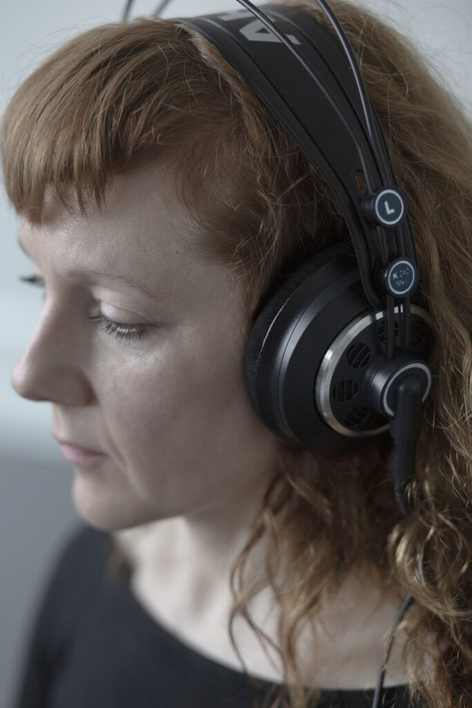 person with headphones, 'Du er en dag i morgen' af Jon R. Skulberg. Foto: Louise Herrche Serup