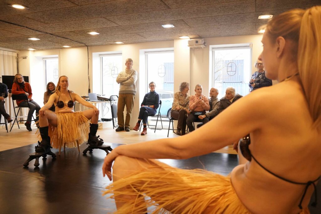 TBL’s performance LONG LEGGED. Foto: Live Art Danmark