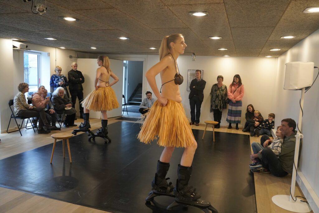 TBL’s performance LONG LEGGED. Foto: Live Art Danmark