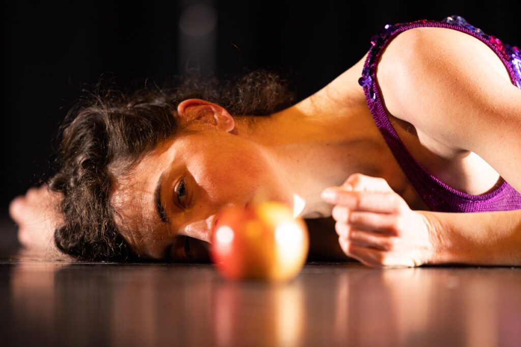 person on the floor with an apple 
A Story of Oppositions af Keren-or Ben Shachar. Foto: Richard Beukelaer
Aabent Laboratorium – on tour