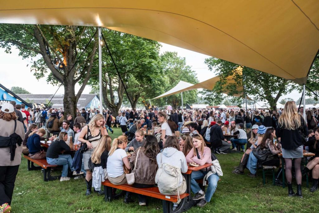 Platform er placeret på den korteste strækning mellem Orange og Arena i et område domineret af mad- og drikkeboder